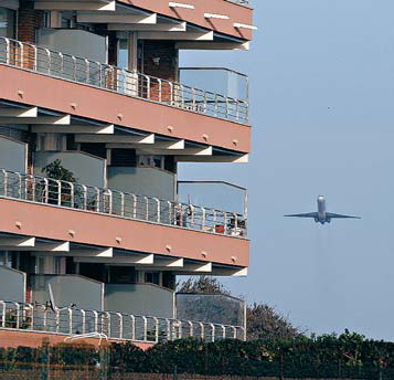 Avin despegando por la tercera pista del aeropuerto de Barcelona-El Prat visto desde Gav Mar sin que haya todava iniciado la maniobra del giro (15 de Noviembre de 2006)
